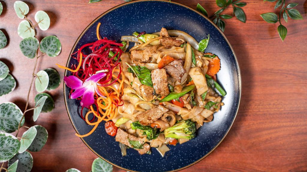 Pad Kee Mao · Stir-fried flat rice noodle with chili, onion, green bean, mushroom, bell pepper, tomato, bamboo shoot and basil.