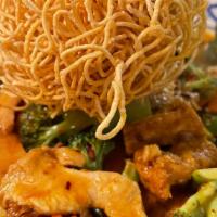 Spicy Chicken Curry Noodles · Egg noodles with chicken, fried tofu, bean sprout, and onion in spicy yellow curry.