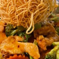 Spicy Chicken Curry Noodle · Egg noodle with chicken, fried tofu, bean sprout, carrot, broccoli and onion in yellow curry...