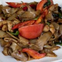 Pad Kee Mao · Stir-fried flat rice noodles with chili, garlic, bell pepper, and Thai basil.