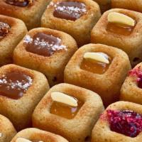 Box of 4 financiers · Mini almond cakes with an assortment of fillings
