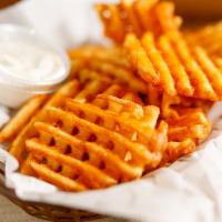 French Fries/Waffle Fries/Garlic Fries · 炸薯條
