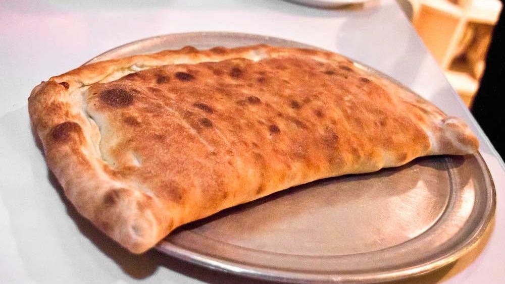 Calzone Imbottito · Folded pizza with ricotta and mozzarella cheeses, &
prosciutto ham