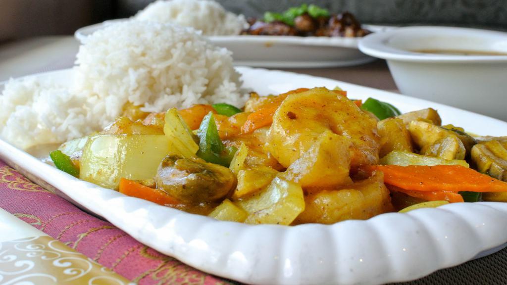 Curry 咖哩(午餐) · Made with potatoes and vegetables, stir-fried in a yellow curry sauce. Gluten free. Includes hot and sour soup and a side of white rice, brown rice, fried rice, or chow mein.