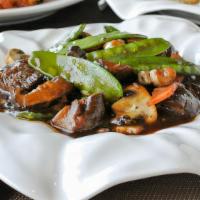 Double Mushroom 燴雙菇 · Cremini and shiitake mushrooms stir-fried with snow peas and carrots.