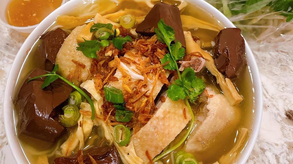 26. Hủ Tiếu Mì Vịt · Duck with rice & egg noodle.