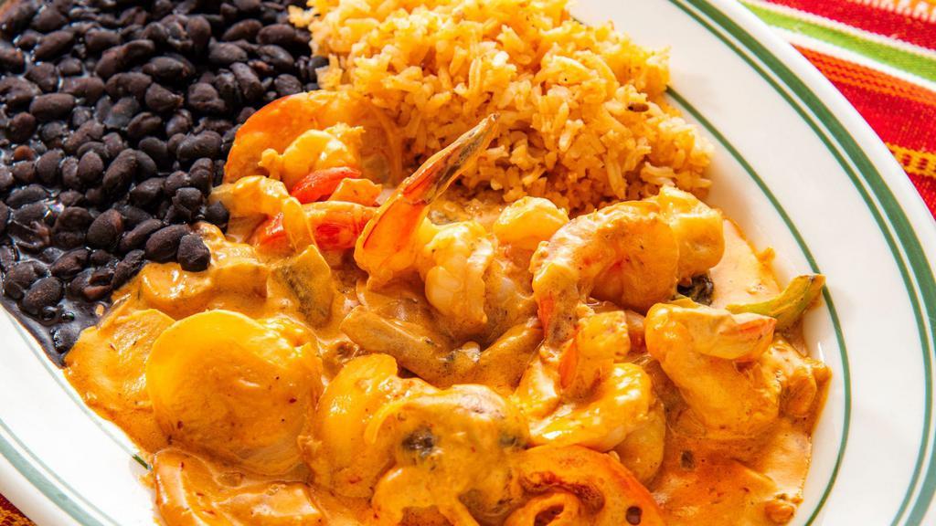 Camarones en Chipotle · Prawns sautéed in special chipotle sauce, with onions, bell pepper, mushroom, tomatoes. Rice and black beans.