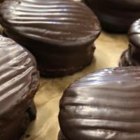 Alfajor Marplatense · Dipped in 72% dark chocolate with dulce de leche or chocolate cookies with mirangue glaze