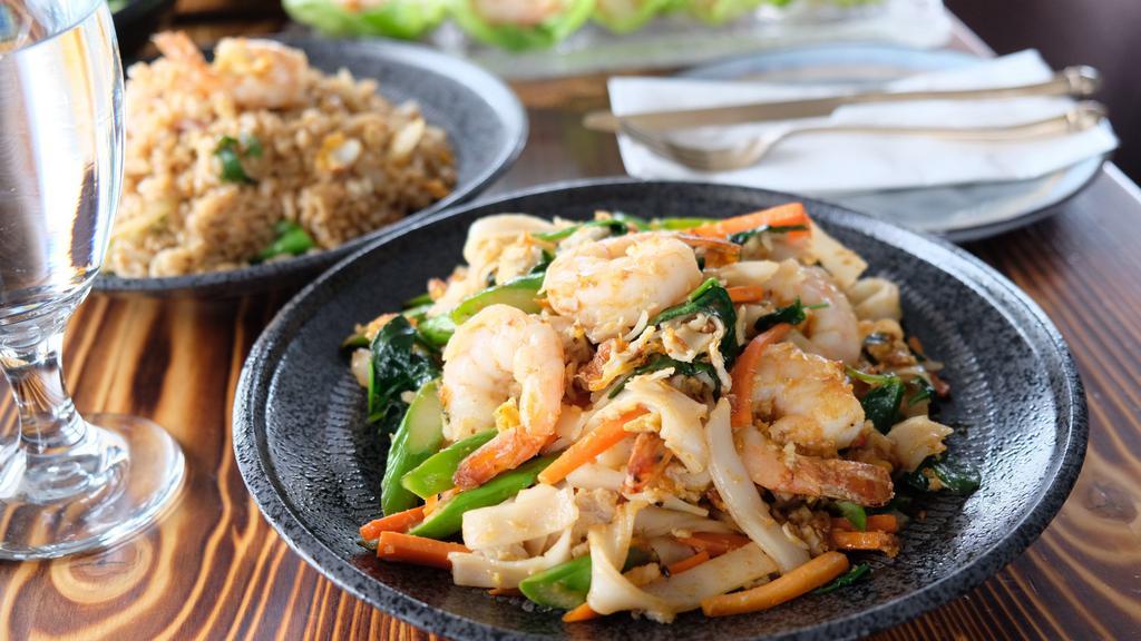 Pirada Noodle · Pan-fried big flat rice noodle with egg, shrimps, real crab meat, asparagus, baby spinach, carrots with garlic sauce.