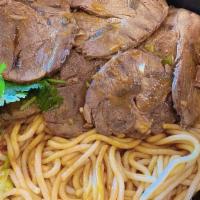 A12. Stewed Beef Shank Noodle Soup 香卤牛肉米粉 · 香卤牛肉米粉