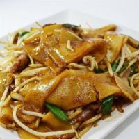 PC7. Chow Fun with Chicken or Pork or Beef · 雞,豬或牛肉炒粉