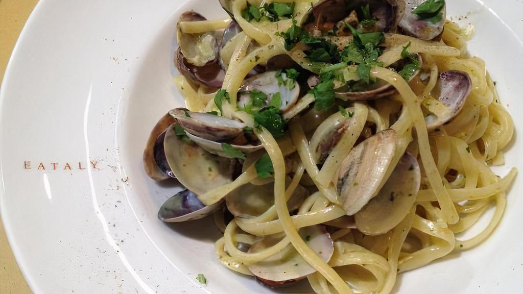 Linguine alle Vongole · Linguine Pasta topped with Fresh chopped garlic, manila clams, Italian parsley served over a delicious reduction of white wine sauce