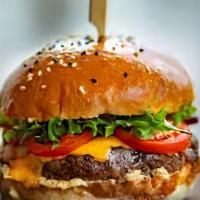 Cheeseburger · Beef hamburger, cheese, tomato, lettuce, and house sauce