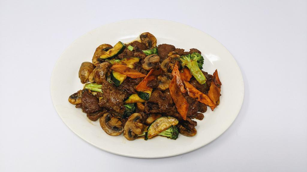 Mushroom Beef · Flank steak beef sauteed with fresh mushrooms, broccoli, zucchini and carrots.