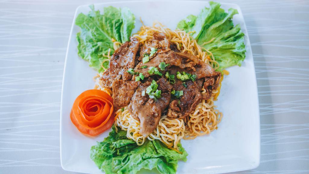 39. Mì Xào Tỏi Thịt Nướng · Grilled pork without bone over garlic egg noodle.