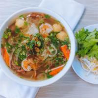 40. Soup Tôm Cua Đặc Biệt · Lovers special seafood and pork with jumbo prawn, imitation crab meat, sliced char siu pork,...