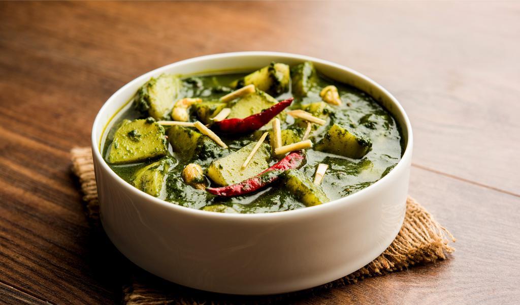 (V) Aloo Saag · Homemade potatoes cooked in spinach sauce with indian spices. Vegan.