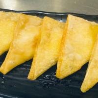 Crab Rangoon。。4个蟹角  · Four pieces. Cream cheese and crab meat.