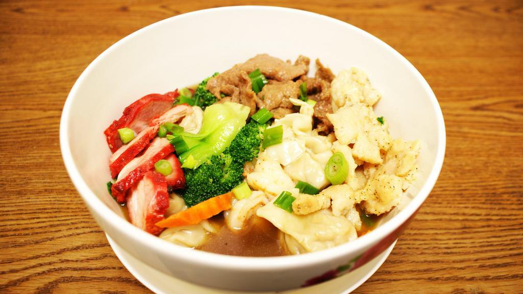 10. 窩  雲 吞湯 /  Combination Wonton Soup   · Wonton soup with prawn, chicken,  beef, b.b.q. pork, bok choy & broccoli & carrot.