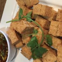 T6. ĐậuHũ Chiên Giòn · Deep-fried tofu.