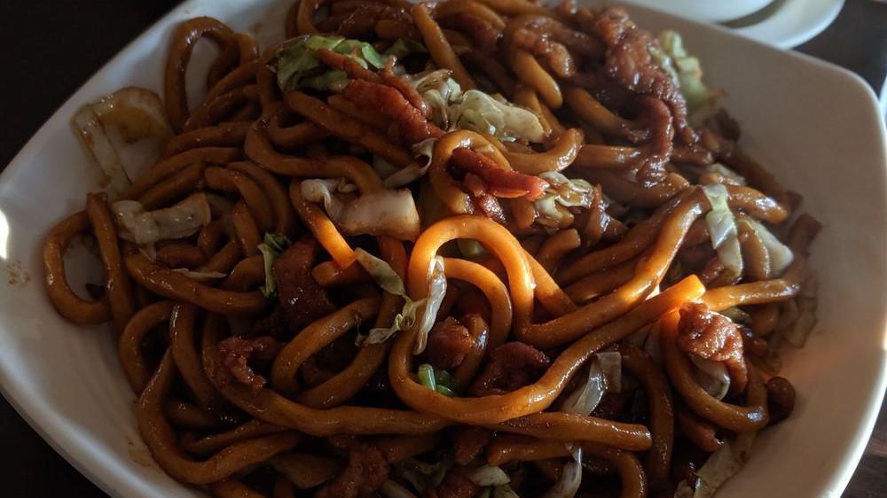 Shanghai Chow Mein - Thick egg noodles with pork and veggies. · 上海粗炒麵