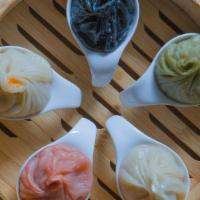 YH XLB 彩色小籠包 · 5 different flavors of soup filled dumplings:
Crab roe, truffle oil, pork, shrimp and pork a...