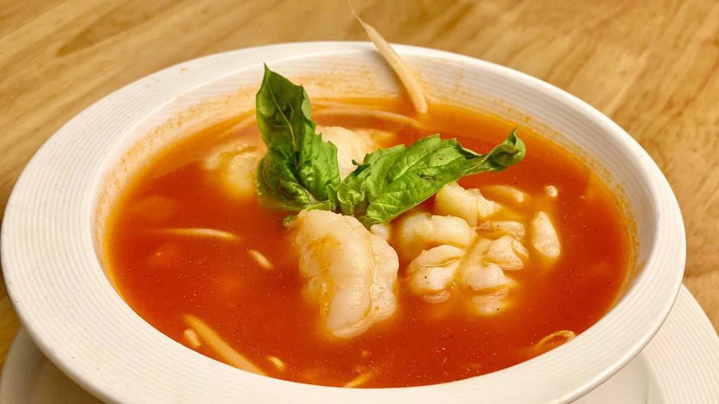 Small Seafood Hot & Sour Soup 小海鮮酸辣湯 · Calamari, shrimps, white fish and imitation crab cooked in tom yum chicken broth. Spicy