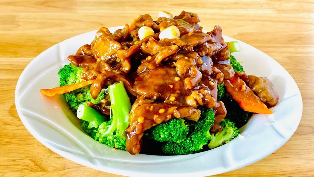 Broccoli Beef 西蘭牛 · Tender beef slices, broccoli, and garlic stir-fried in our flavorful brown sauce.