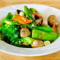 Vegetable Delight 素雜錦 · Assorted vegetables stir-fried with garlic, green onions and white sauce. Vegan and non-spicy.