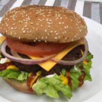 Cheeseburger · Meat, cheese, mayonnaise, mustard, lettuce, onion, tomato.