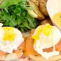Œufs Copenhague · Smoked salmon, poached eggs, English muffins. Served with mixed greens, roasted potatoes, Ho...