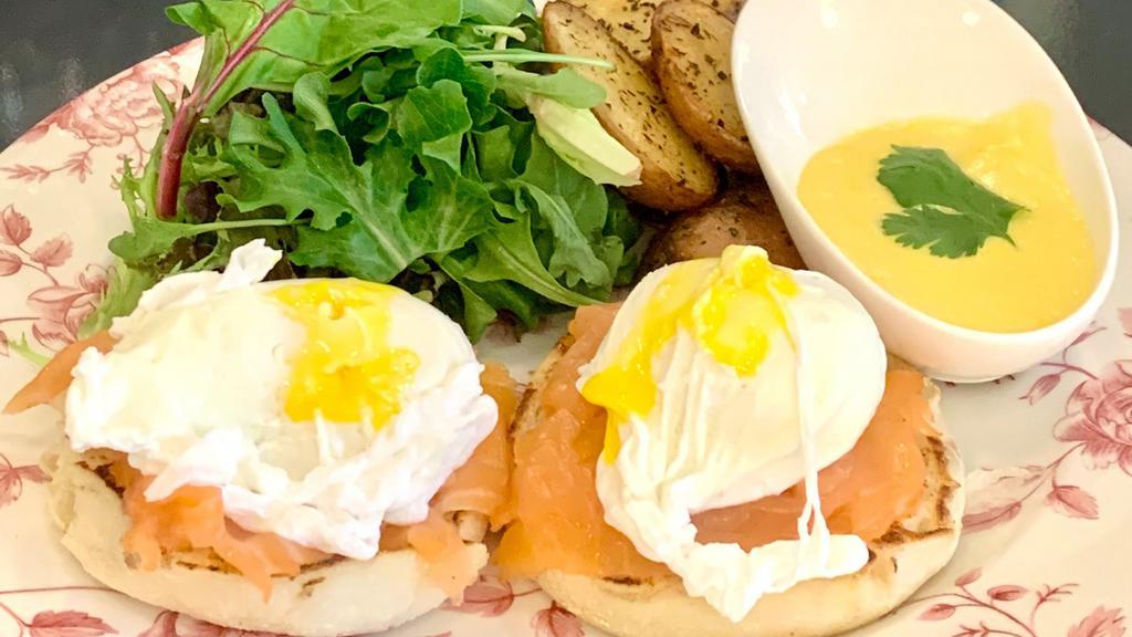 Œufs Copenhague · Smoked salmon, poached eggs, English muffins. Served with mixed greens, roasted potatoes, Hollandaise sauce