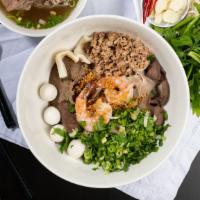 Hủ Tiếu Đặc Biệt Khô · Special nam vang rice noodle with soup outside.