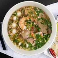 Hủ Tiếu Đặc Biệt Nước · Special nam vang rice noodle with soup.