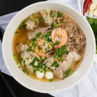 Hủ Tiếu Hoành Thánh Nước · Rice noodle with wonton and soup.
