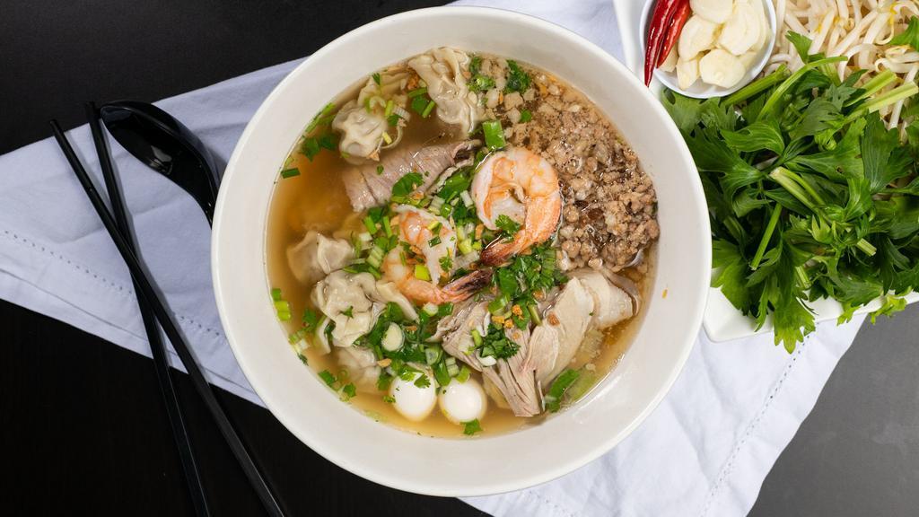 Hủ Tiếu Hoành Thánh Nước · Rice noodle with wonton and soup.