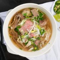 Phở Bò Đặc Biệt · Special pho noodle soup with beef.