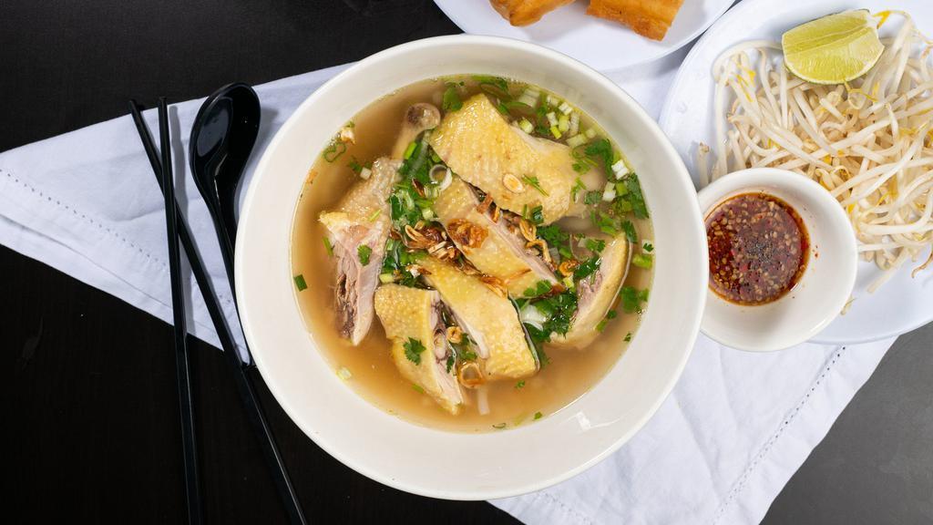 Bánh Canh Gà Đặc Biệt · Special vietnames noodle soup with chicken.