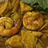 S2. Curry Shrimp with / Cari Tôm Với · Choice of French Bread, Vermicelli or Steamed Rice / Bánh Mì, Bún hay Cơm.