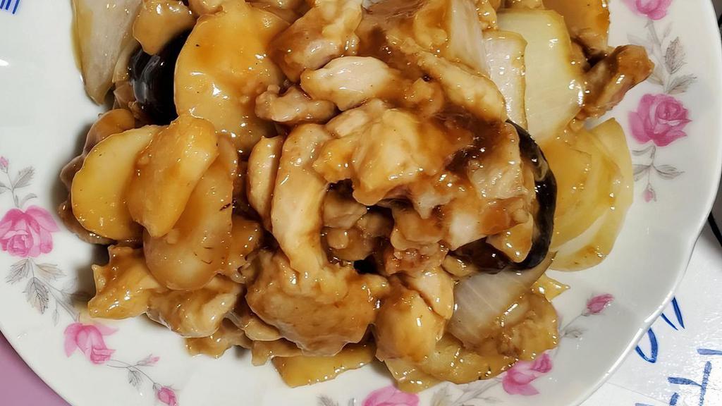 Bean Sauce Chicken 醬爆雞丁 · Diced chicken sauteed with onion, water chestnuts, black msuhrooms in Hoisin Sauce.