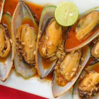 almejas/ clams · dozen of clams with spicy garlic sauce.
