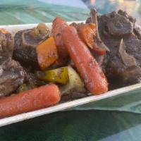 Oxtails Side · GF.
Oxtails braised with fresh herbs, tomato, baby carrots, bell peppers and onions