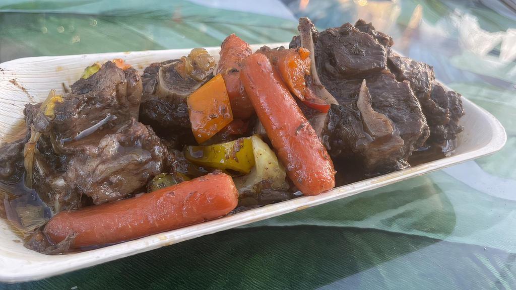 Oxtails Side · GF.
Oxtails braised with fresh herbs, tomato, baby carrots, bell peppers and onions
