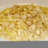 Fettuccine Pollo Alfredo · Flat pasta with chicken and alfredo sauce.