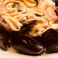 Linguine Alle Cozze E Vongole · Flat pasta with clams, mussels, garlic, white wine sauce.