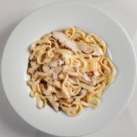 Pasta Milano · Roasted chicken, sun - dried tomatoes, mushrooms, pasta, roasted - garlic cream sauce (600 c...