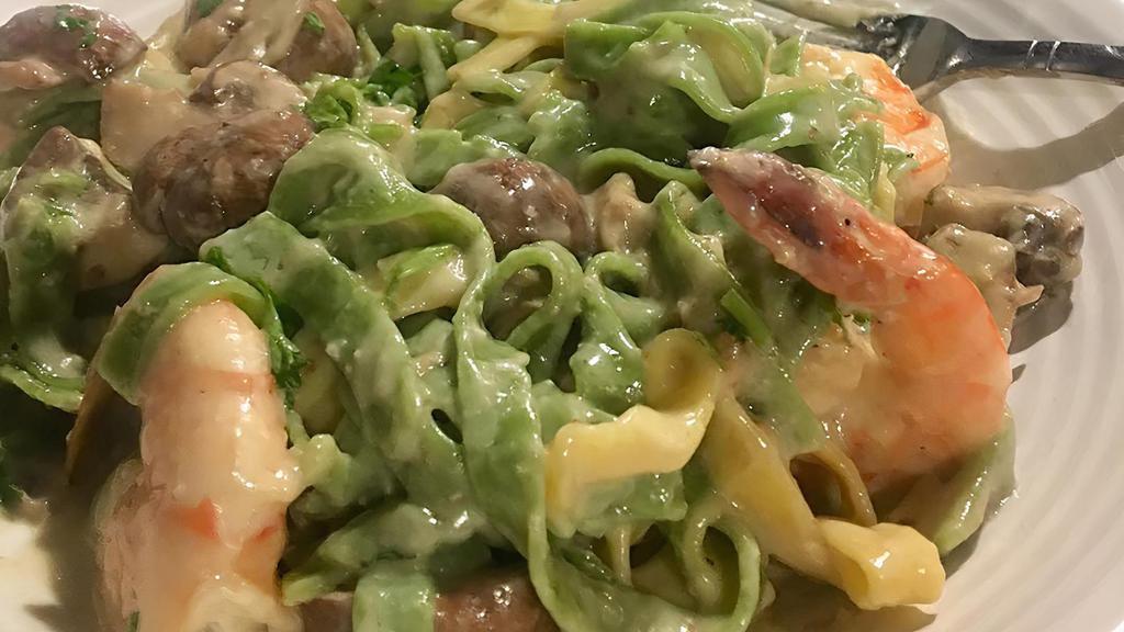 PRAWNS & PORCINI PASTA · Fresh Italian Tagliatelle pasta topped with tiger prawns
and porcini mushrooms, finished with cream sauce