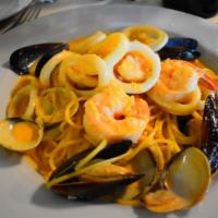Spaghetti di mare · mussels, clams, prawns, calamari with lobster bisque sauce
