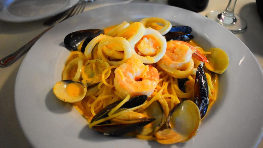 Spaghetti di mare · mussels, clams, prawns, calamari with lobster bisque sauce