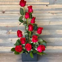 Pyramides of Roses · A dozen Roses in Pyramid Shape arranged in an elegante ceramic black container.
